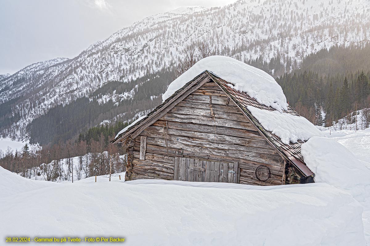 Gammal bu på Tveite