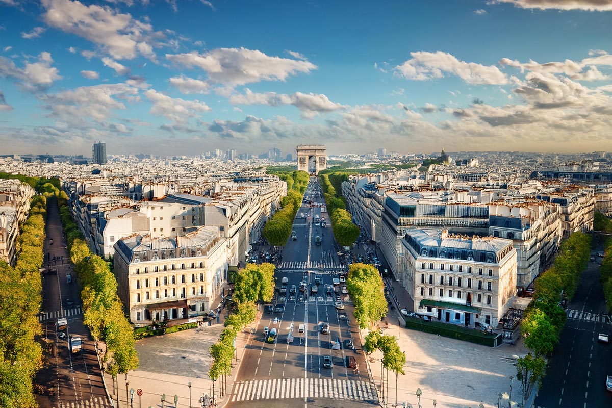 Paris med Triumf-bogen