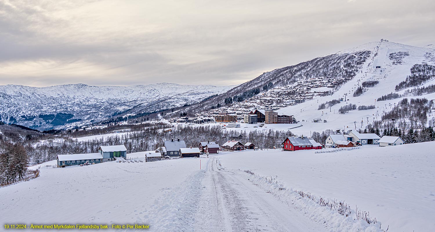 Årmot med Myrkdalen Fjellandsby bak
