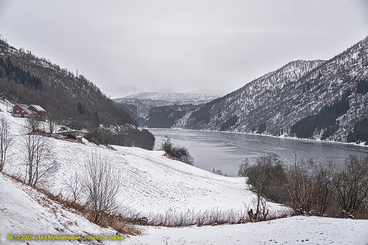 Mot Myrkdalsvatnet